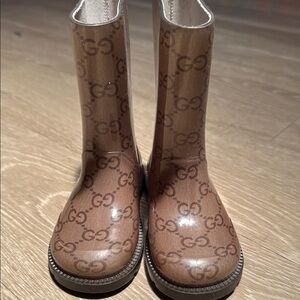 Gucci Brown Boots Luxurious Mid-Calf Design